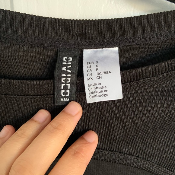 H&M, Black Front Cutout Ribbed Long Sleeve Top, Size: Small - Picture 4 of 4